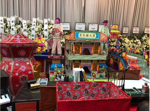 Gia đình đốt biệt thự và máy bay vàng mã trong lễ tang Kim Dung hình ảnh 1  Gia dinh dot biet thu va may bay vang ma trong le tang Kim Dung hinh anh 1