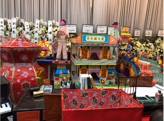 Gia dinh dot biet thu va may bay vang ma trong le tang Kim Dung hinh anh 1