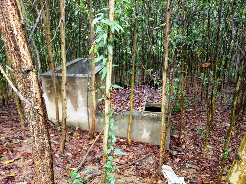 Bể nước sinh hoạt bỏ hoang. Bể nước sinh hoạt bỏ hoang.