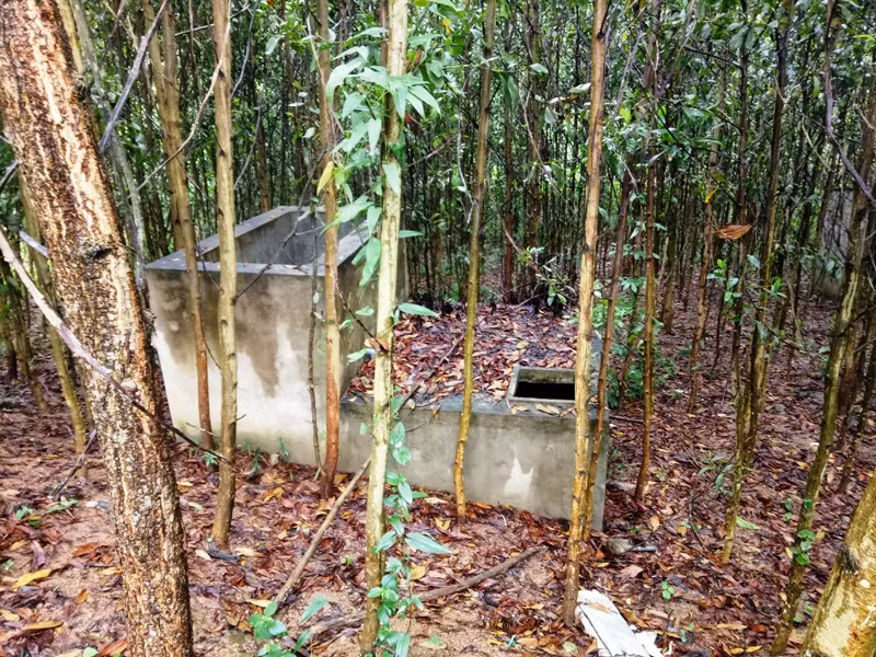 Bể nước sinh hoạt bỏ hoang.