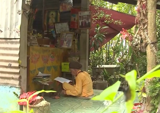 Ông Tám Nhơn vẫn đọc sách ngày ngày..