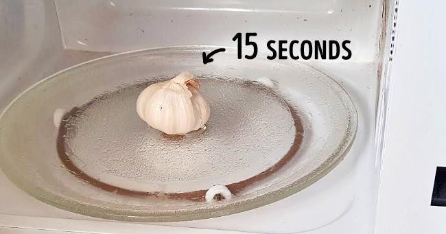 Trước khi bóc tỏi, bạn hãy cho vào lò vi sóng quay trong vòng 15 giây - Ảnh minh họa: Internet. Trước khi bóc tỏi, bạn hãy cho vào lò vi sóng quay trong vòng 15 giây - Ảnh minh họa: Internet.