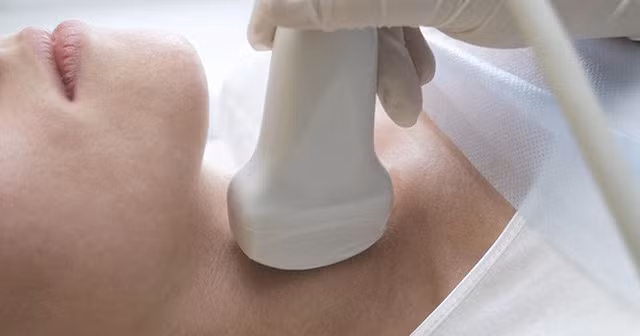  Cho đến một năm trước, các cục u cứ lớn dần lên, làm cho giọng nói của Tiểu Thẩm khàn khàn, đau cổ họng, và tình trạng đau cổ họng càng ngày càng nghiêm trọng. 