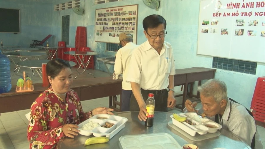 Thầy Mốt đến thăm hỏi người bán vé số tại bếp ăn miễn phí cho người bán vé số