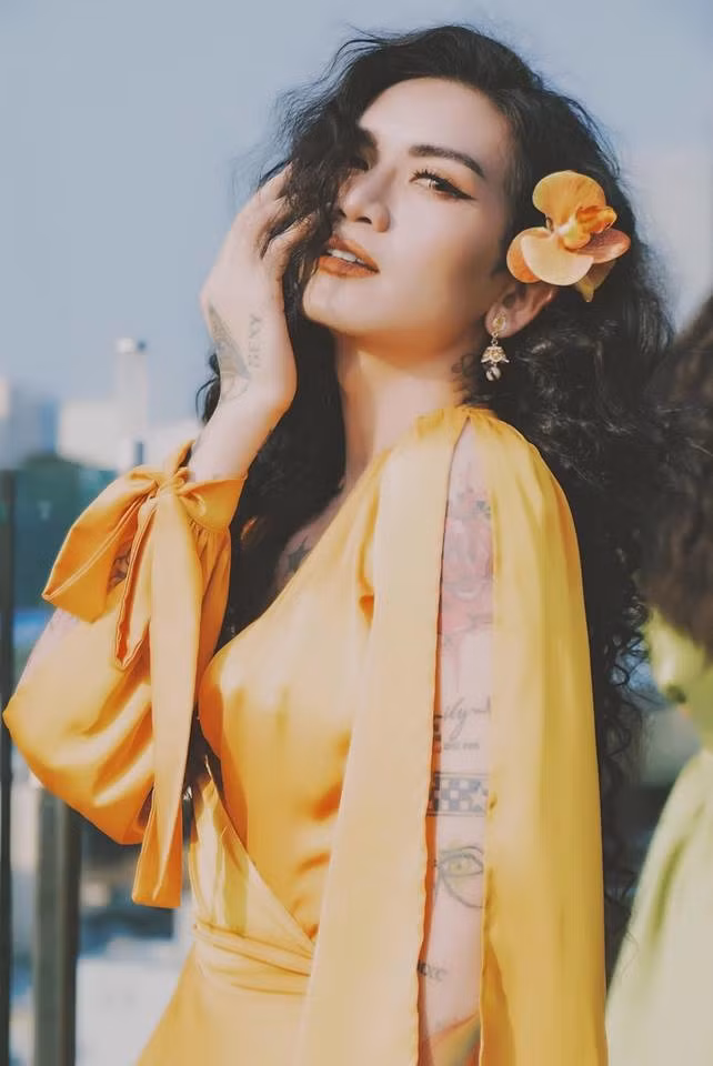  Điều đặc biệt phải kế đến đó là bộ trang phục màu vàng rực rỡ y chang phiên bản gốc. Những đường cut- out táo bạo giúp phô diễn da thịt cực quyến rũ không thua kém bất kì mỹ nhân này.