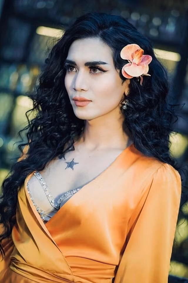  Thiết kế áo ngực lấp lánh khiến BB Trần quyến rũ chẳng kém gì chị em song sinh mới Bảo Anh.