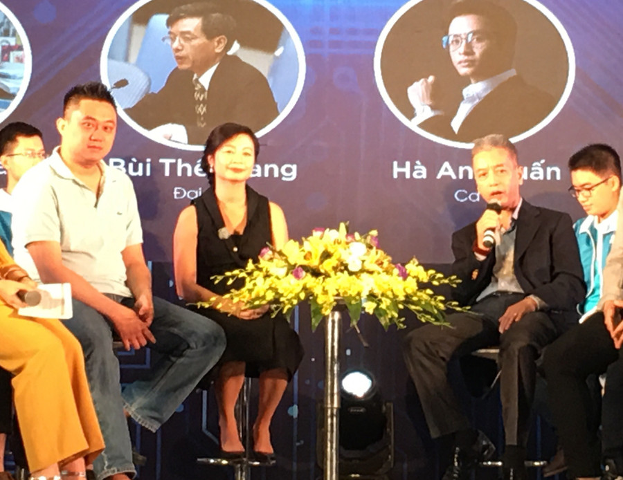 Đại sứ Bùi Thế Giang (ngồi phải) chia sẻ về việc học tiếng Anh hiệu quả Đại sứ Bùi Thế Giang (ngồi phải) chia sẻ về việc học tiếng Anh hiệu quả