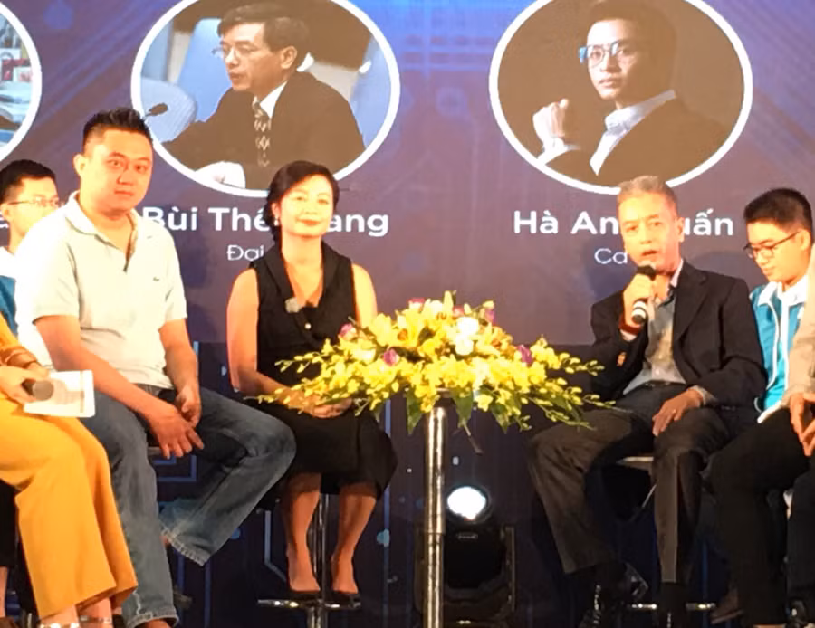 Đại sứ Bùi Thế Giang (ngồi phải) chia sẻ về việc học tiếng Anh hiệu quả