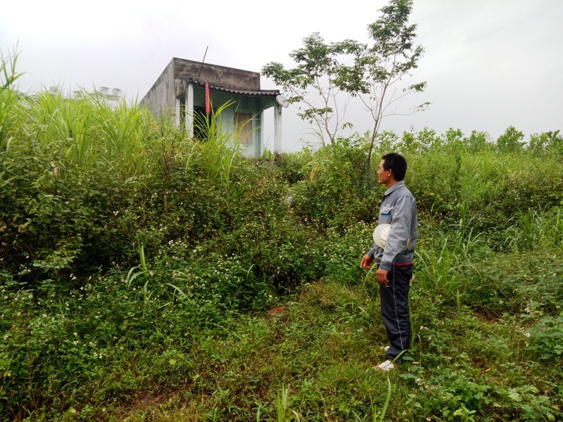 Theo người dân cho biết, có nhiều ngôi nhà chỉ xây dựng lên như thế rồi để không. Theo người dân cho biết, có nhiều ngôi nhà chỉ xây dựng lên như thế rồi để không.