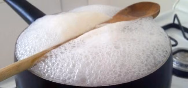 Để nước trong nồi khi sôi không bị trào bọt ra ngoài, bạn hãy đặt chiếc muỗng gỗ ngang miệng nồi - Ảnh minh họa: Internet.