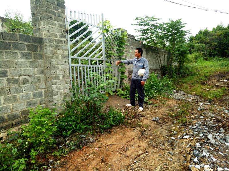 Trong cụm dân cư số 2 của Làng Thanh niên lập nghiệp sông Chàng có nhiều căn nhà bỏ hoang. Trong cụm dân cư số 2 của Làng Thanh niên lập nghiệp sông Chàng có nhiều căn nhà bỏ hoang.