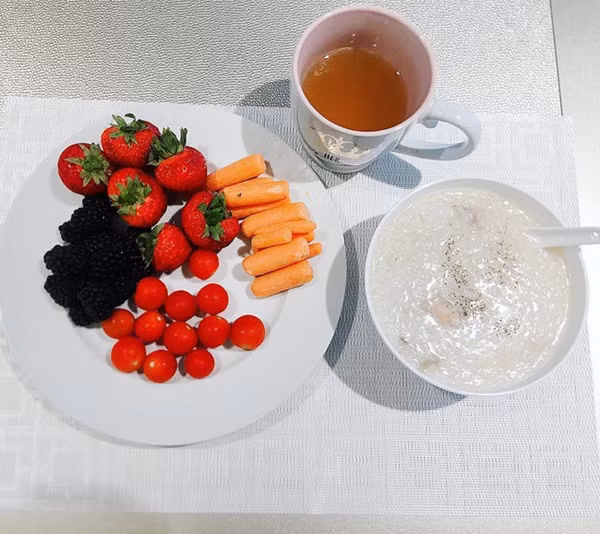 Những bữa ăn chỉ toàn rau quả của Phạm Hương. 