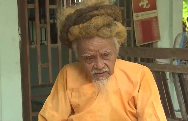 Ông Tám Nhơn với mái tóc kỳ dị.