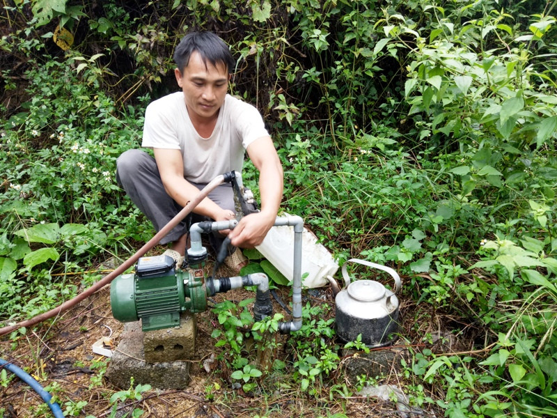 Theo anh Hùng, cuộc sống ở đây gặp rất nhiều khó khăn, trong đó có vấn đề nước sinh hoạt (3 gia đình dùng chung 1 giếng nước khoan nhưng thường xuyên thiếu nước). Theo anh Hùng, cuộc sống ở đây gặp rất nhiều khó khăn, trong đó có vấn đề nước sinh hoạt (3 gia đình dùng chung 1 giếng nước khoan nhưng thường xuyên thiếu nước).