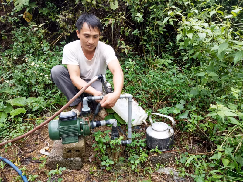 Theo anh Hùng, cuộc sống ở đây gặp rất nhiều khó khăn, trong đó có vấn đề nước sinh hoạt (3 gia đình dùng chung 1 giếng nước khoan nhưng thường xuyên thiếu nước).