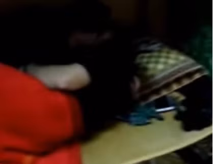 Đỏ mặt đôi trai gái nằm ôm nhau trong phòng trọ đông người 