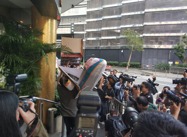 Người nhà mang máy bay vàng mã vào nhà tang lễ. Gia dinh dot biet thu va may bay vang ma trong le tang Kim Dung hinh anh 2