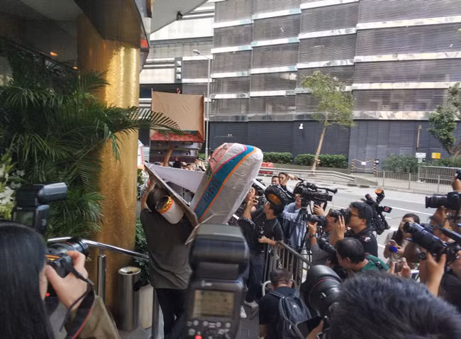 Gia dinh dot biet thu va may bay vang ma trong le tang Kim Dung hinh anh 2