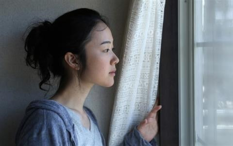 Trốn trong tủ quần áo định làm chồng bất ngờ, ai ngờ phát hiện điều khủng khiếp