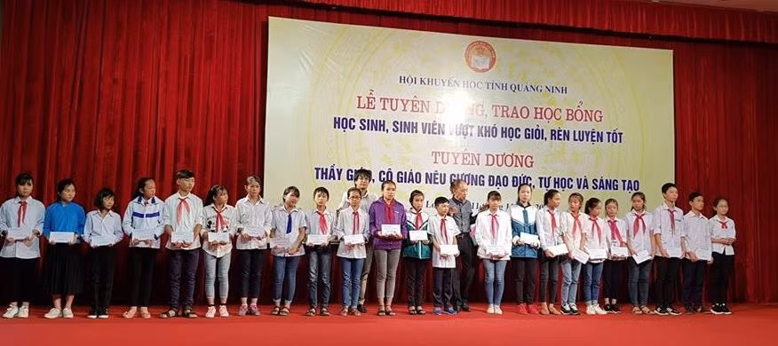 Lãnh đạo Hội khuyến học Việt Nam trao phần thưởng cho các em học sinh, sinh viên
