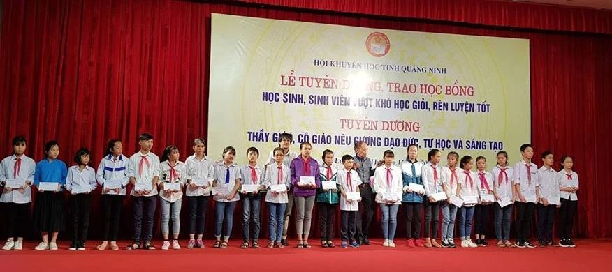 Lãnh đạo Hội khuyến học Việt Nam trao phần thưởng cho các em học sinh, sinh viên