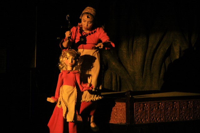 Câu chuyện "Cô bé bán diêm" của Andersen được kể bằng nghệ thuật múa rối. Ảnh: Bình Thanh.