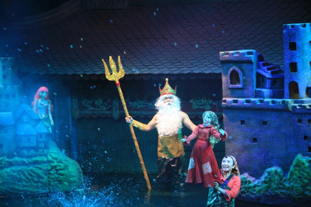 Giấc mơ của "Cô bé bán diêm" trong phiên bản múa rối nơi thủy cung. Ảnh Bình Thanh.