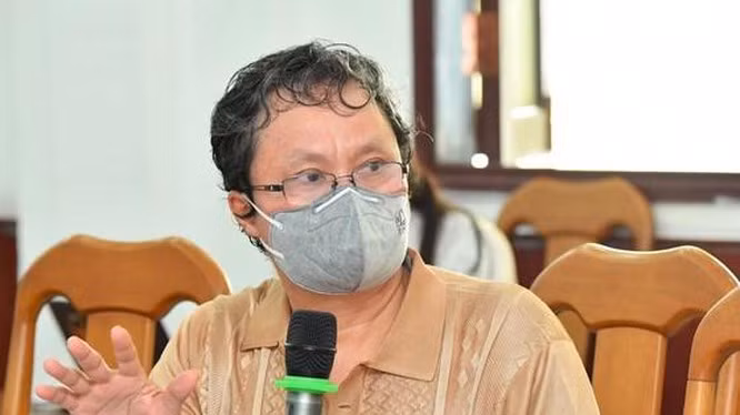 Bác sĩ Trương Hữu Khanh trả lời tư vấn cho một phụ huynh trong một chương trình giao lưu