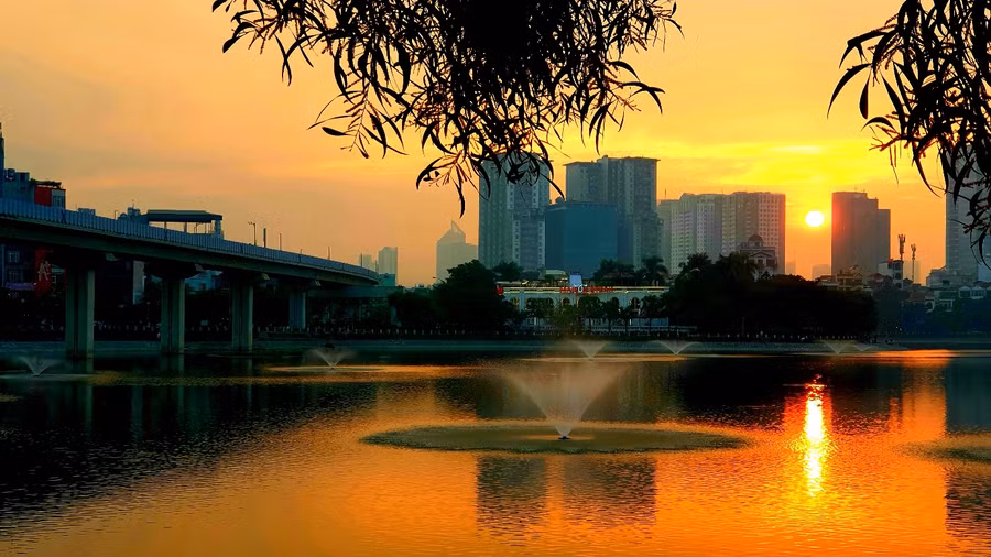 Hà Nội giờ đây đã có nhiều đổi mới, những công trình như đường sắt trên cao, các khu đô thị hiện đại mọc lên, đem lại cho mùa Thu Hà Nội một nét mới, đằm thắm, hiện đại và năng động.