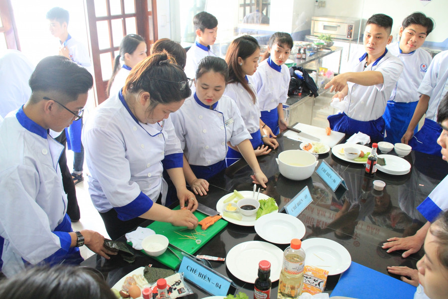 Sinh viên Trường Cao đẳng Quốc tế TP.HCM trong một giờ thực hành Sinh viên Trường Cao đẳng Quốc tế TP.HCM trong một giờ thực hành