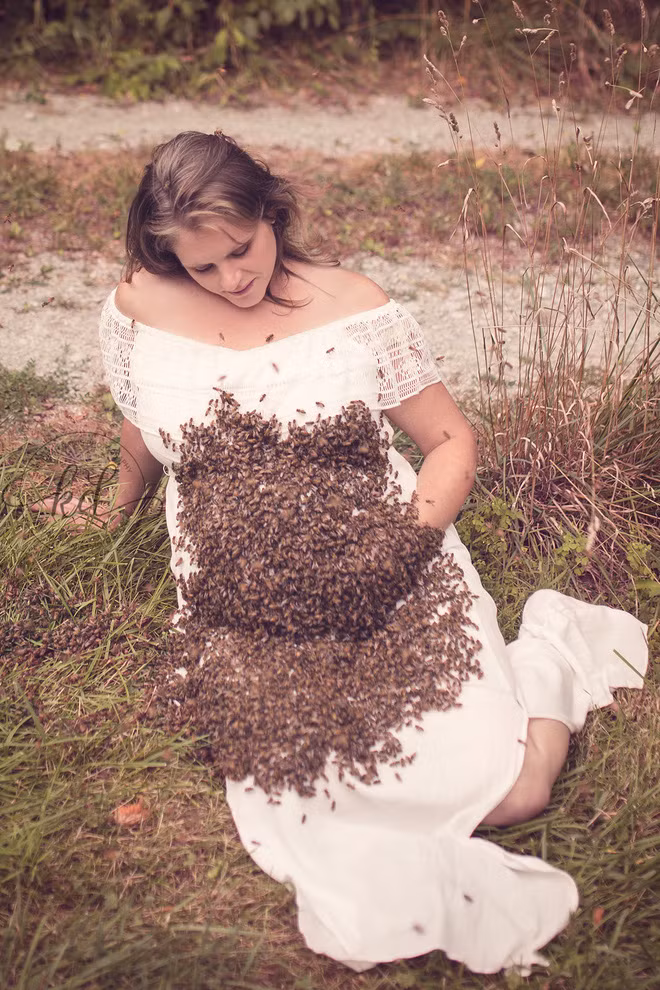 Bí mật bất ngờ phía sau bức hình mẹ bầu chụp hình cùng hàng ngàn con ong - Ảnh 4.