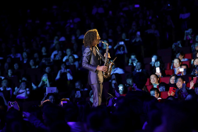 Sao ngoại thường đưa ra nhiều yêu sách nên giá vé rất dễ bị đẩy lên cao, các show diễn trở nên quá xa vời đối với những người hâm mộ phần lớn thuộc lứa tuổi học sinh, sinh viên.