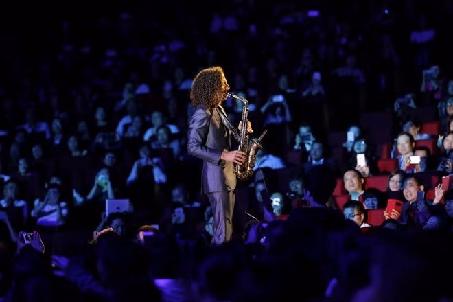 Sao ngoại thường đưa ra nhiều yêu sách nên giá vé rất dễ bị đẩy lên cao, các show diễn trở nên quá xa vời đối với những người hâm mộ phần lớn thuộc lứa tuổi học sinh, sinh viên.