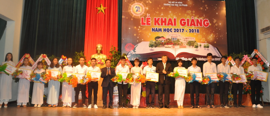Trao thưởng 30 triệu đồng cho tân sinh viên đạt thành tích thủ khoa.