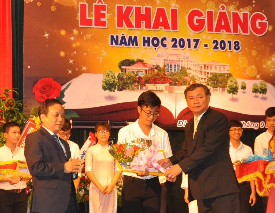 Khen thưởng tân sinh viên, sinh viên có thành tích học tập tốt với trị giá hơn 250 triệu đồng.