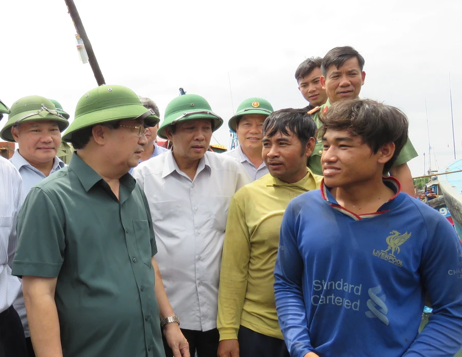 Phó Thủ tướng Chính phủ Trịnh Đình Dũng nói chuyện với ngư dân Quảng Bình trong chuyến kiểm tra công tác phòng chống lụt bão số 10 tại miền Trung chiều 14/9 