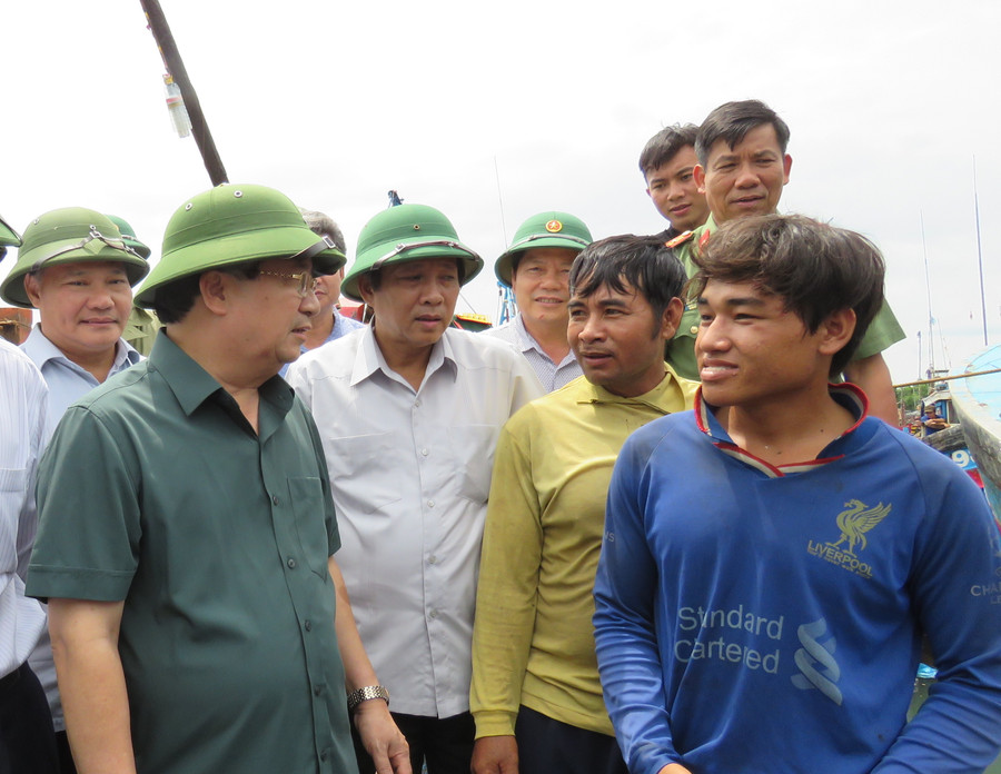 Phó Thủ tướng Chính phủ Trịnh Đình Dũng nói chuyện với ngư dân Quảng Bình trong chuyến kiểm tra công tác phòng chống lụt bão số 10 tại miền Trung chiều 14/9 