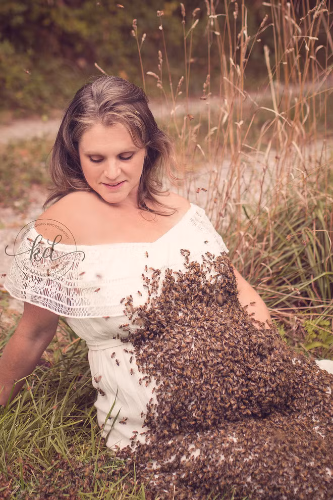 Bí mật bất ngờ phía sau bức hình mẹ bầu chụp hình cùng hàng ngàn con ong - Ảnh 5.