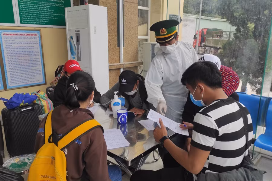 Đồn Biên phòng Cửa khẩu Quốc tế Nậm Cắn làm thủ tục nhập cảnh, cách ly phòng chống dịch cho công dân Lào.