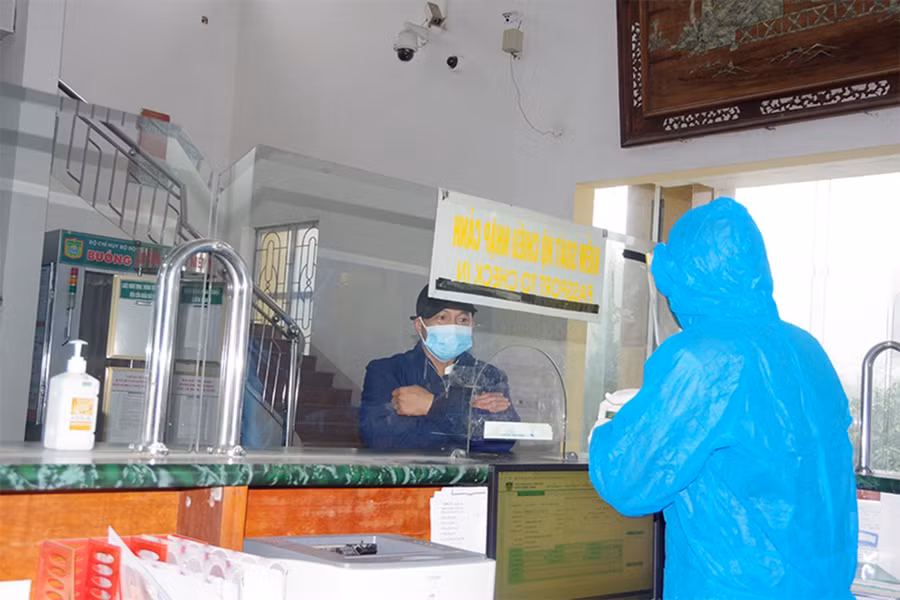 Công dân làm thủ tục tại Đồn Biên phòng Cửa khẩu Quốc tế Nậm Cắn (huyện Kỳ Sơn, Nghệ An).