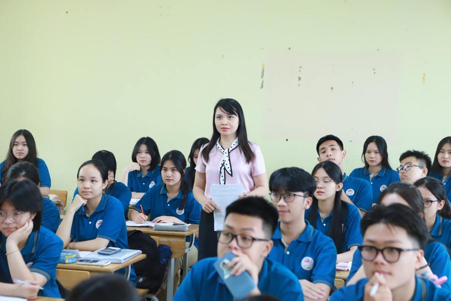 Cô Nguyễn Thị Nhung và học sinh lớp 12D1 trong giờ luyện đề môn Toán. Cô Nguyễn Thị Nhung và học sinh lớp 12D1 trong giờ luyện đề môn Toán.