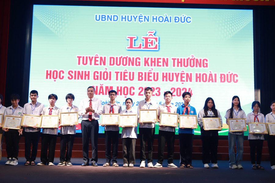 Phó Chủ tịch UBND huyện Hoài Đức Nguyễn Trung Thuận trao thưởng cho các em học sinh. Phó Chủ tịch UBND huyện Hoài Đức Nguyễn Trung Thuận trao thưởng cho các em học sinh.