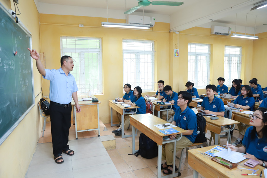 Thầy Trần Quý Hợi đang ôn tập môn Vật lí cho học sinh. Thầy Trần Quý Hợi đang ôn tập môn Vật lí cho học sinh.