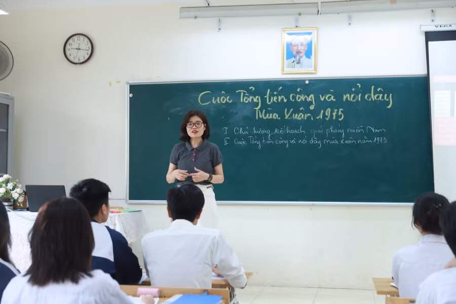Giờ học Lịch sử của cô Đoàn Thị Hà và học sinh khối 12 trên lớp.