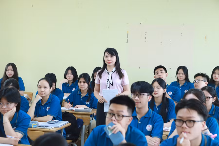 Cô Nguyễn Thị Nhung và học sinh lớp 12D1 trong giờ luyện đề môn Toán.