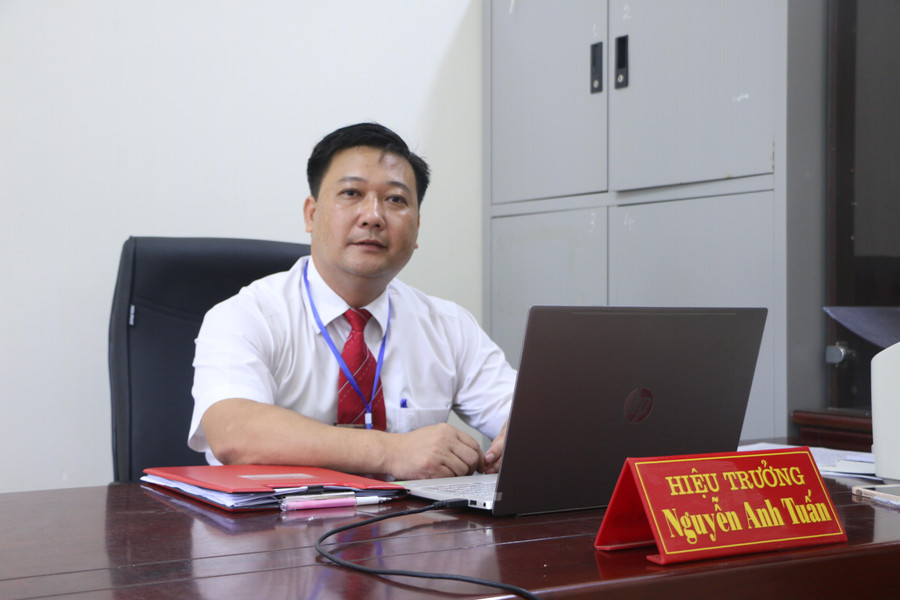 Thầy Nguyễn Anh Tuấn - Hiệu trưởng Trường Phổ thông dân tộc bán trú Tiểu học-THCS Thung Nai, huyện Cao Phong, tỉnh Hòa Bình.