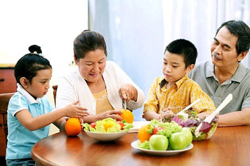 Trẻ thiệt thòi vì bà nội, bà ngoại “hơn thua” nhau