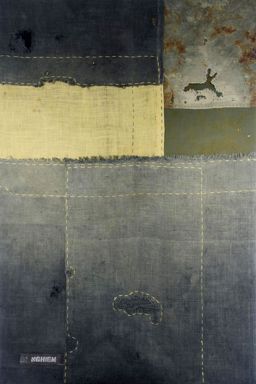 Cát bụi vẫn còn.