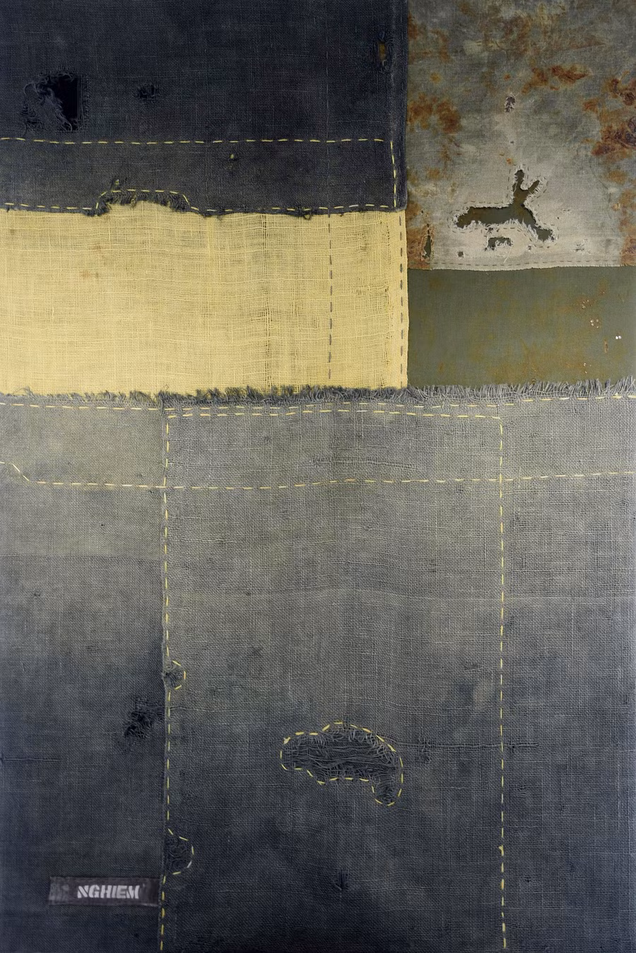 Cát bụi vẫn còn.