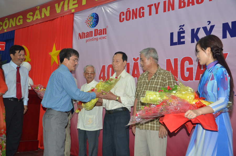 Ông Đỗ Minh Tuệ - Giám đốc công ty tặng hoa tri ân các cán bộ nguyên là lãnh đạo công ty. Ông Đỗ Minh Tuệ - Giám đốc công ty tặng hoa tri ân các cán bộ nguyên là lãnh đạo công ty.